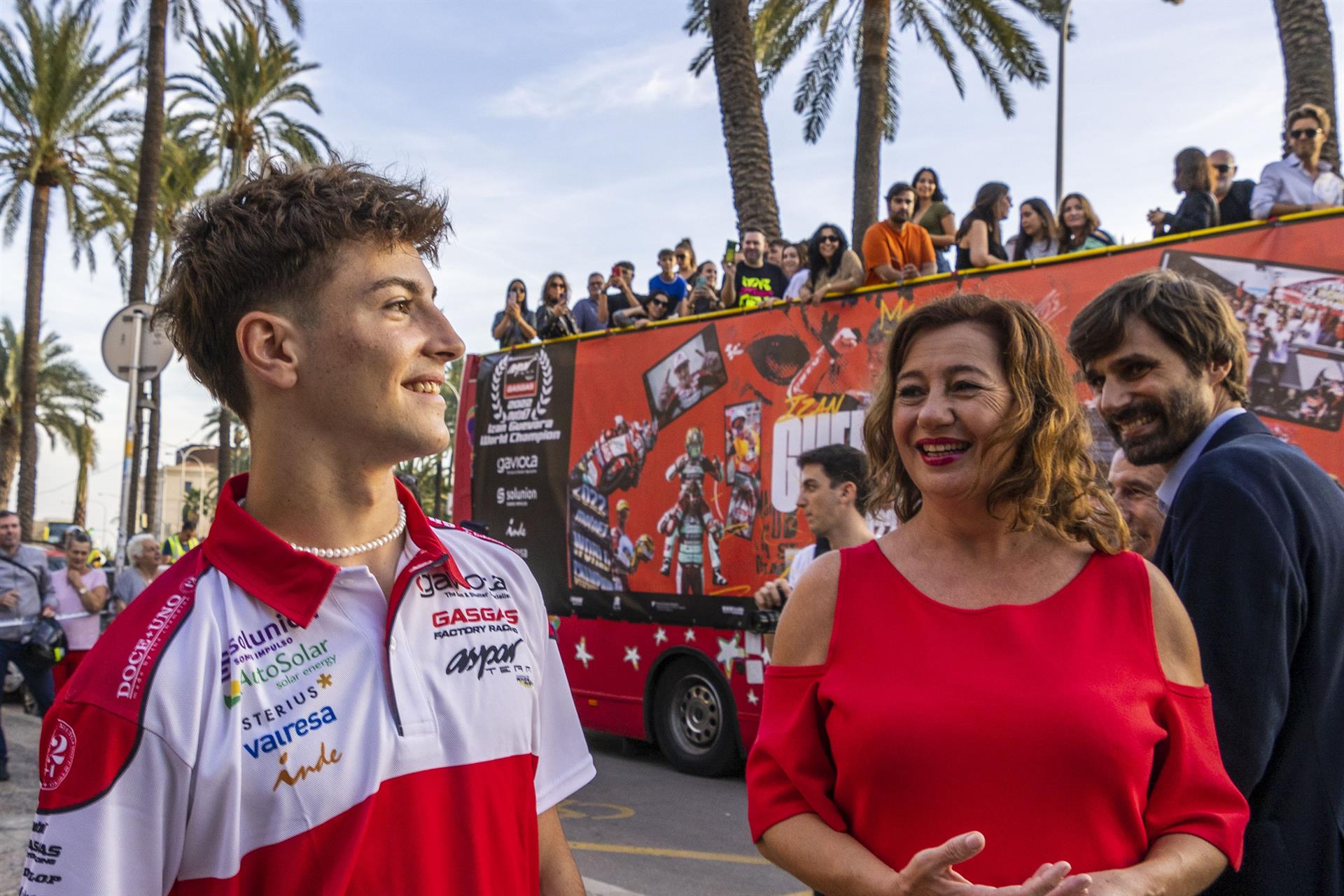 El piloto español Izan Guevara (GasGas) ganador de el título mundial de Moto3, junto a la presidenta de Baleares, Francina Armengol (d) a su llegada al Consulat del Mar en Palma de Mallorca este sábado donde se le realiza un homenaje por su título. EFE/ Cati Cladera