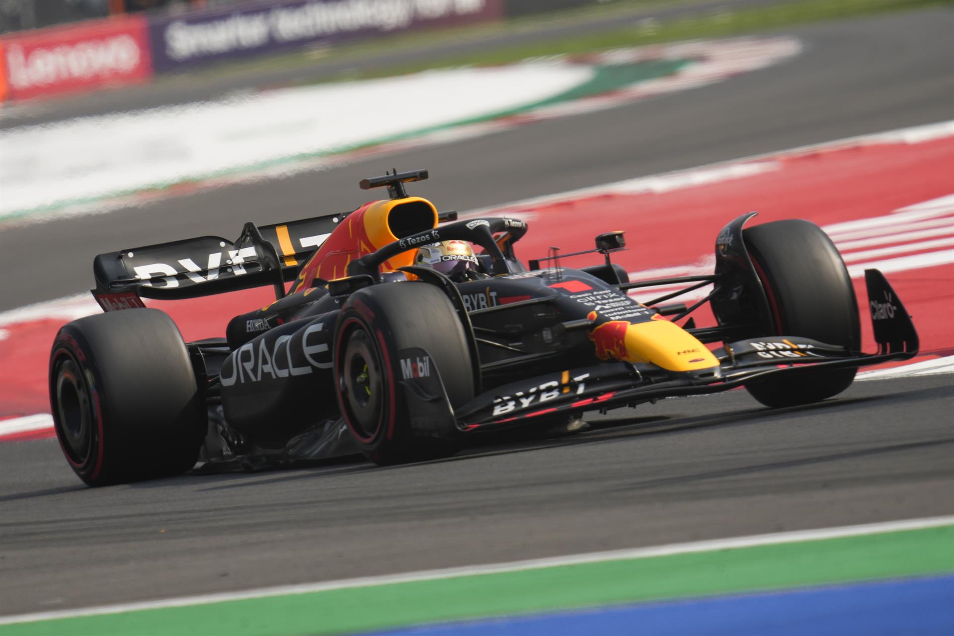 El holandés Max Vertapeppen, de Red Bull Racing, compite hoy, en la clasificación para el Gran Premio de Fórmula Uno de Ciudad de México en el Autódromo Hermanos Rodríguez en Ciudad de México (México). EFE/Luis Licona