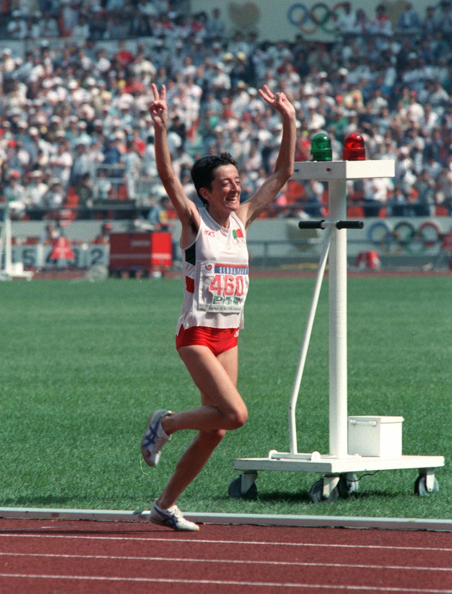 La corredora portuguesa Rosa Mota entra victoriosa en meta en la final de maratón femenino. Con su triunfo Portugal se adjudica la primera medalla de oro en la competición de atletismo de los Juegos Olímpicos de Seúl. EFE/jt