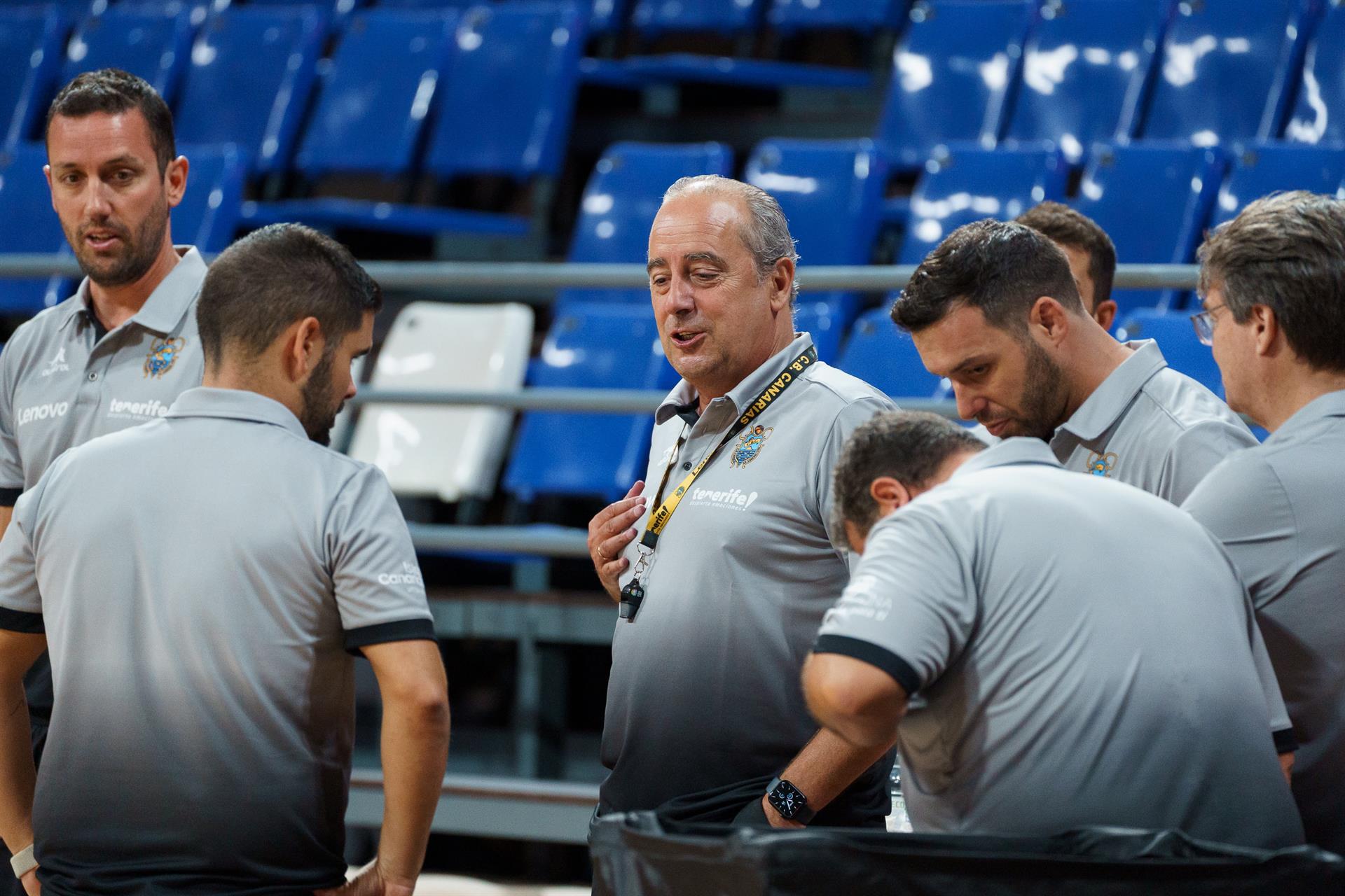 Foto de archivo del entrenador del Lenovo Tenerife, Txus Vidorreta (c), junto al resto de cuerpo técnico. EFE/Ramón de la Rocha