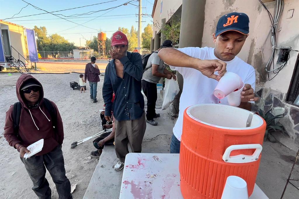 Migrantes venezolanos se alimentan en un albergue el 28 de octubre de 2022 en la ciudad de Hermosillo, Sonora (México). EFE/Daniel Sánchez
