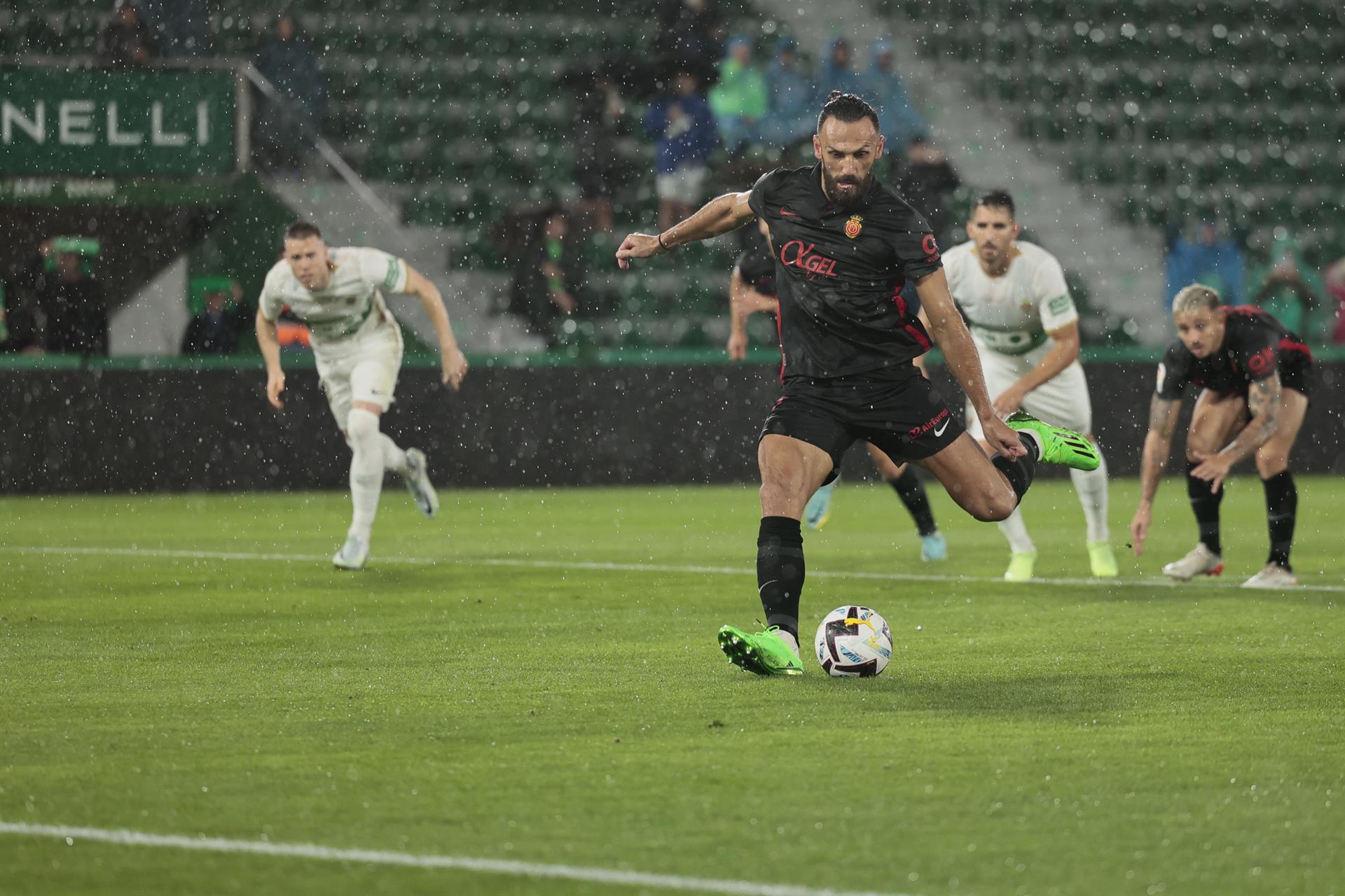 El delantero albanés del Mallorca, Vedat Muriqi, en el momento de lanzar el penalti contra el Elche. EFE/ Biel Alino