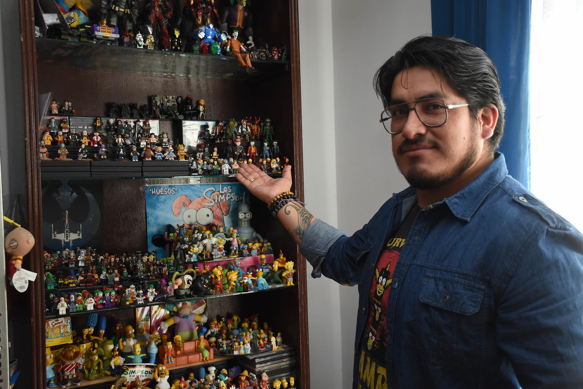El arquitecto boliviano Edwin Lazarte muestra figuras Lego que él mismo construye, durante una charla con Efe el 28 de septiembre de 2022, en La Paz (Bolivia). EFE/Stringer