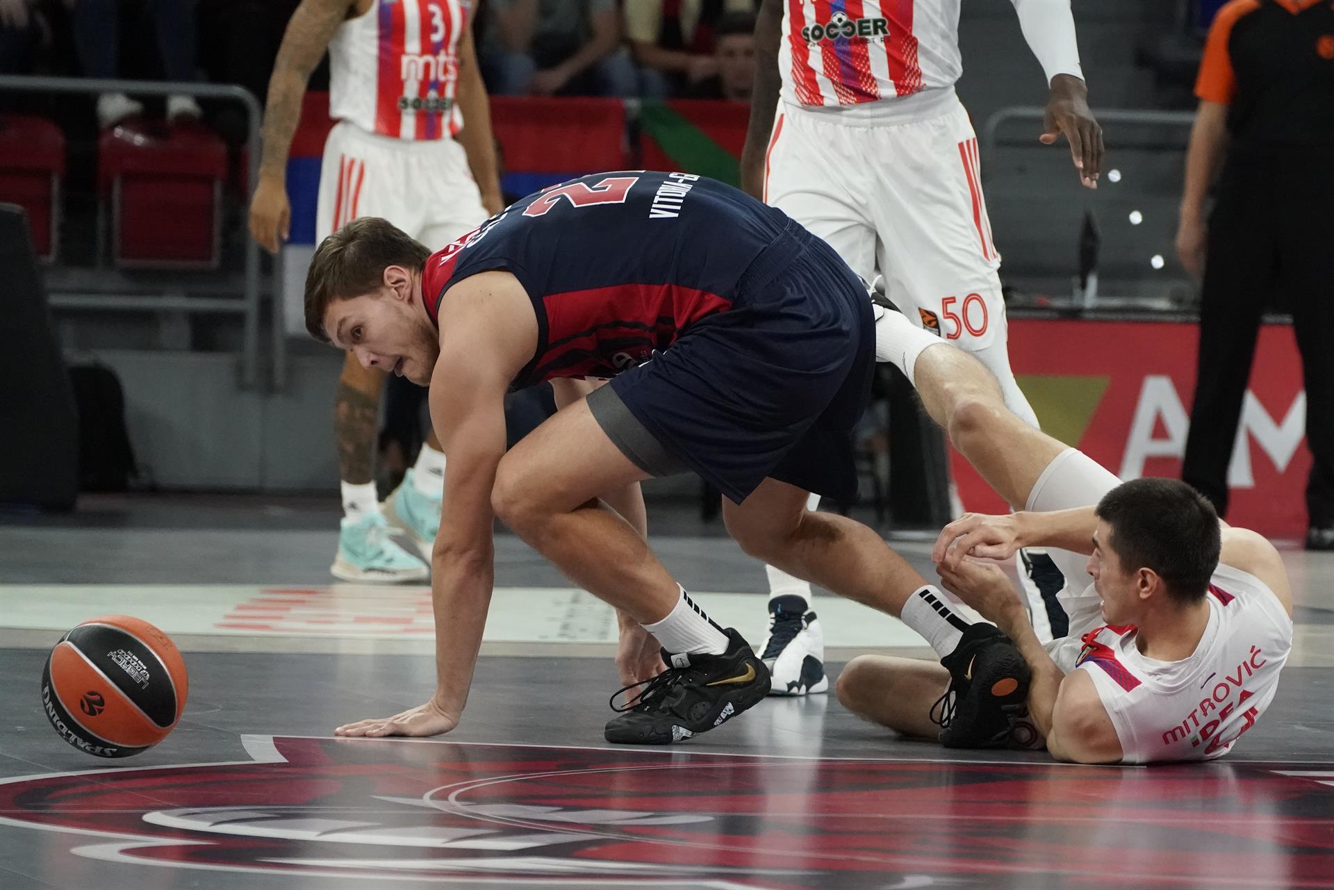 El ala-pívot de Estrella Roja Luka Mitrović (d) lucha con Maik Kotsar, de Baskonia, durante el encuentro de la tercera jornada de la EuroLiga de Baloncesto en el Buesa Arena, en Vitoria. EFE/ L. Rico