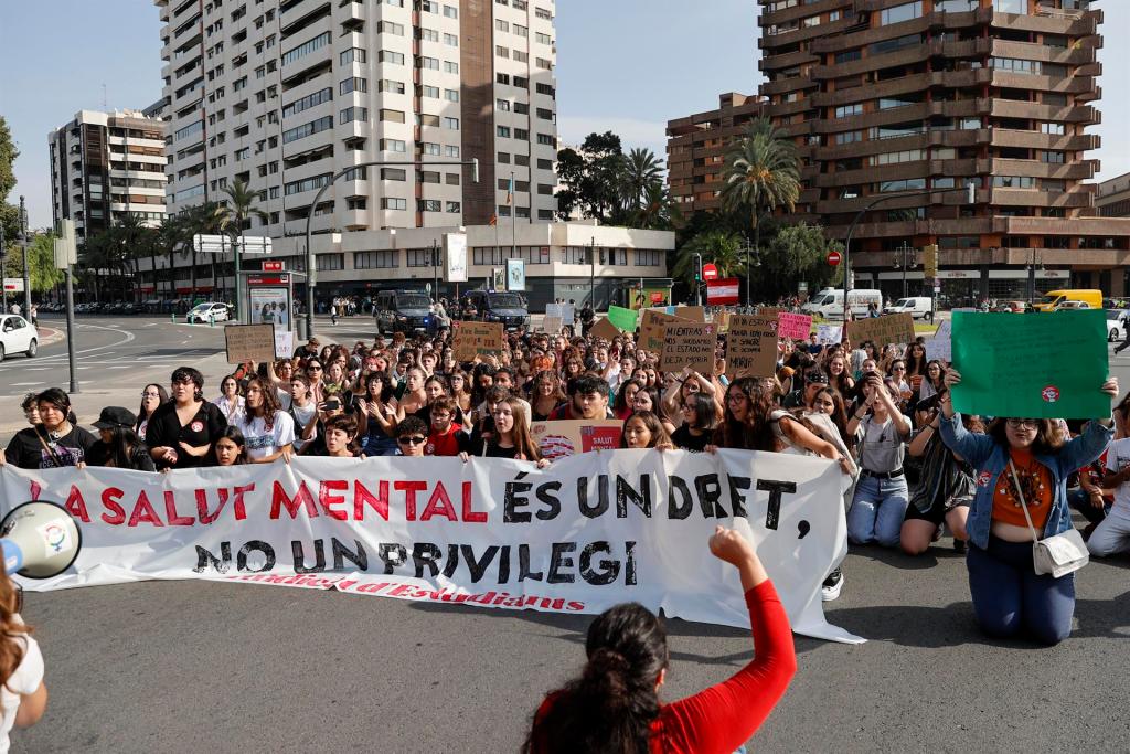 Momento de la manifestación convocada por el Sindicat d'Estudiants del País Valencià bajo el lema "En defensa de la nostra salut mental! Stop suïcidis! Contra la destrucció de l'educació pública!". EFE/ Manuel Bruque
