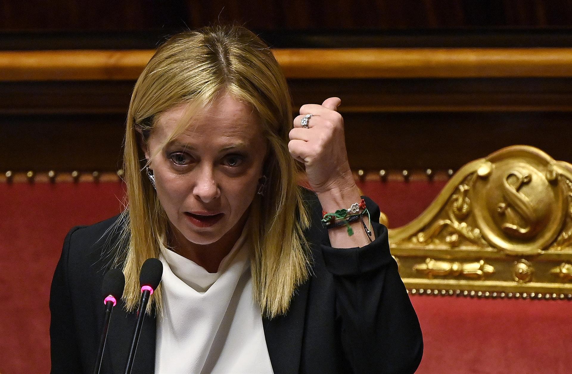 Giorgia Meloni pronuncia un discurso previo al inicio de la votación en el Senado de Italia este 26 de octubre de 2022. EFE/EPA/RICARDO ANTIMIANI