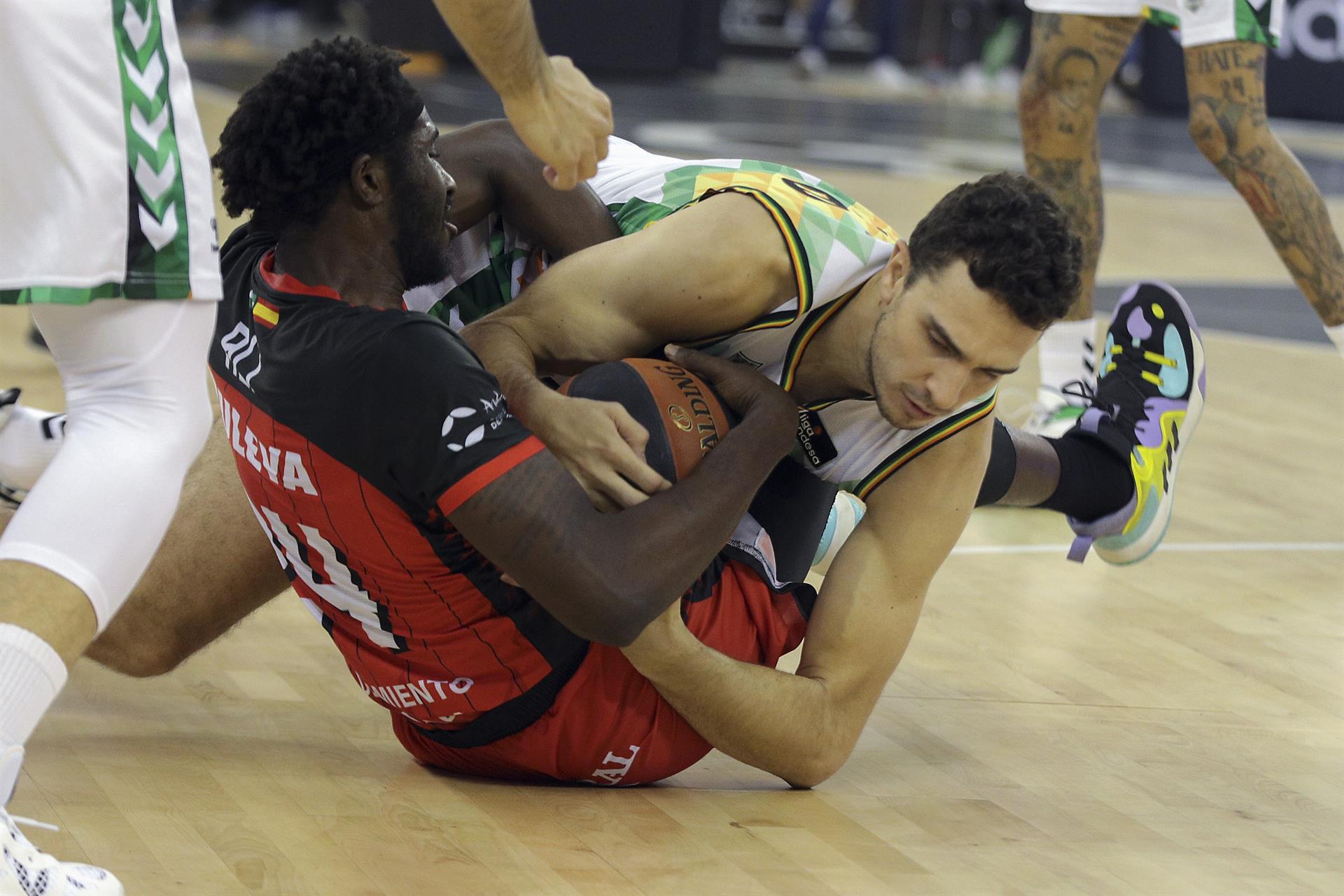 El escolta del Baloncesto Granada Prince Ali (i) pelea un balón con Álex Reyes, del Bilbao Basket, durante el partido de la Liga ACB de baloncesto disputado en Granada. EFE/Pepe Torres
