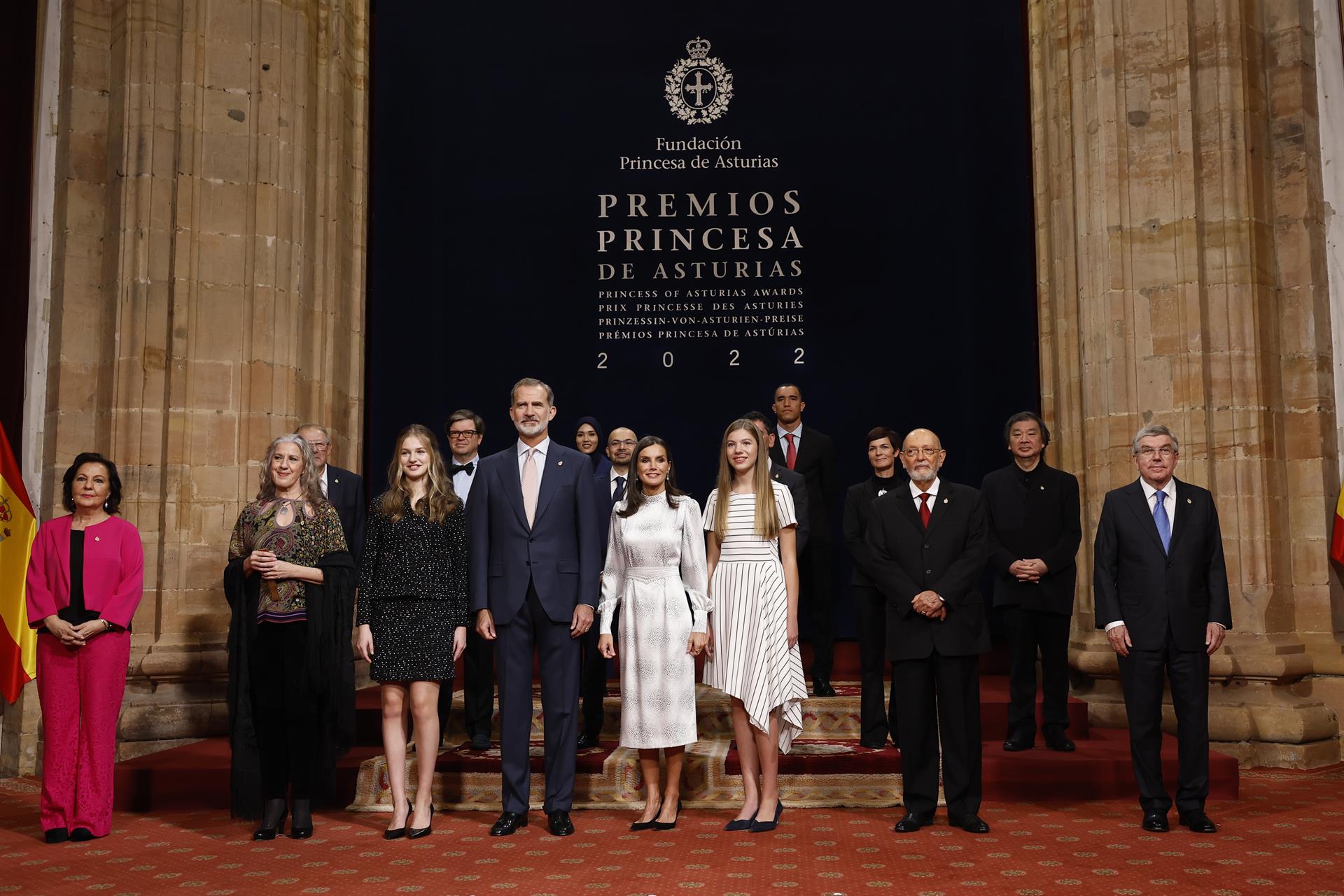 OVIEDO, 28/10/2022.- Los reyes Felipe y Letizia, acompañados de la princesa Leonor y la infanta Sofía, posan con los galardonados con los Premios Princesa de Asturia, antes de la entrega este viernes de los Premios en Oviedo. EFE/ Ballesteros