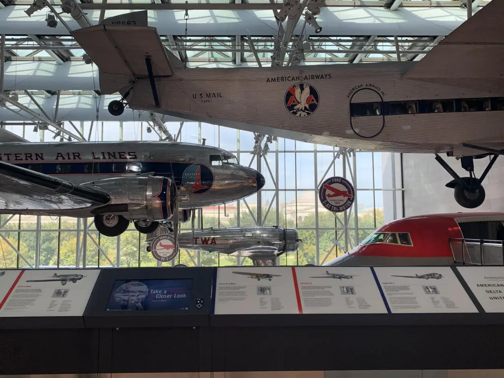 Fotografía de varias avionetas en el Museo Nacional del Aire y el Espacio de Washington, el 13 de octubre de 2022, en Washington (EE.UU.). EFE/Eduard Ribas