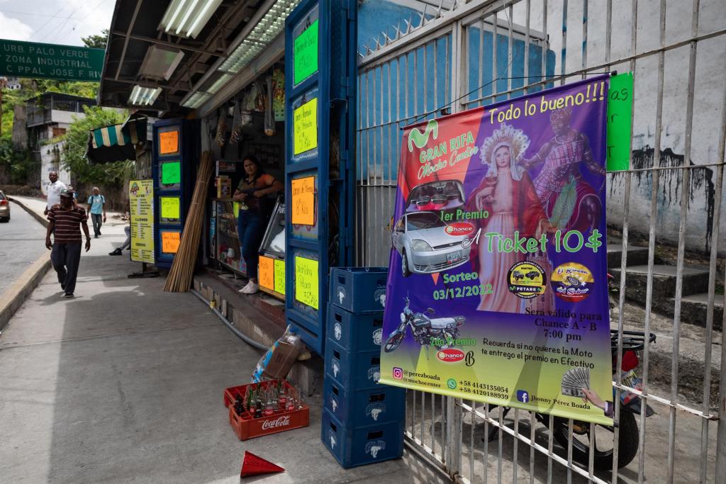 Fotografía de un cartel que anuncia un sorteo, el 30 septiembre de 2022, en Caracas (Venezuela). EFE/Rayner Peña R.
