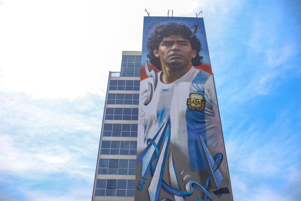 Vista del mural en honor a Diego Armando Maradona realizado por Maximiliano Bagnasco, el 25 de octubre de 2022 en Ezeiza (Argentina). EFE/Juan Ignacio Roncoroni
