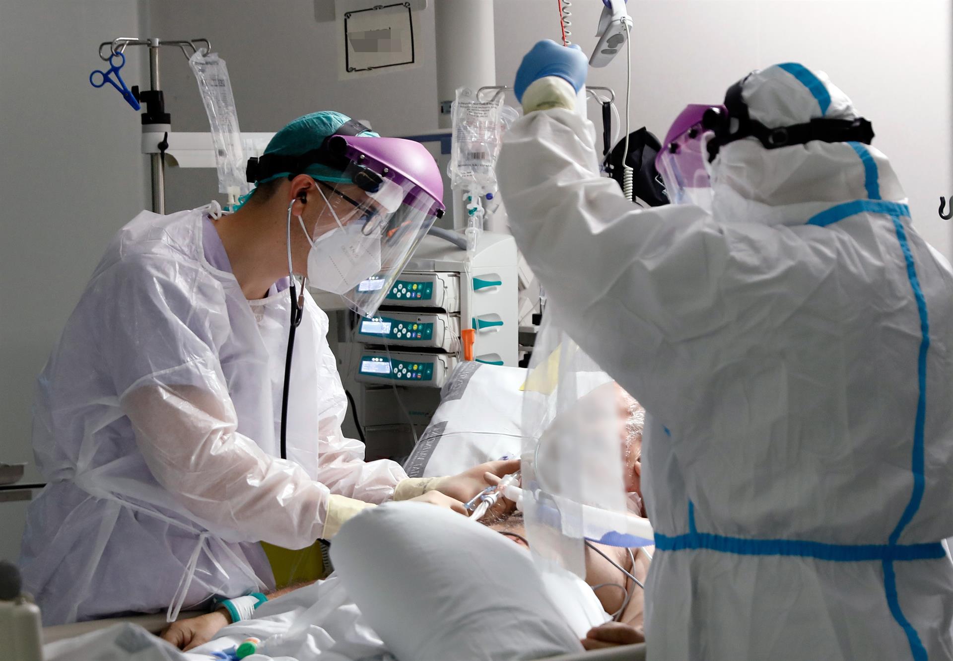 En la imagen, personal sanitario atienden a un paciente covid en la Unidad de Cuidados Intensivos del Hospital La Fe de Valencia, en una imagen de archivo. EFE/ Juan Carlos Cárdenas