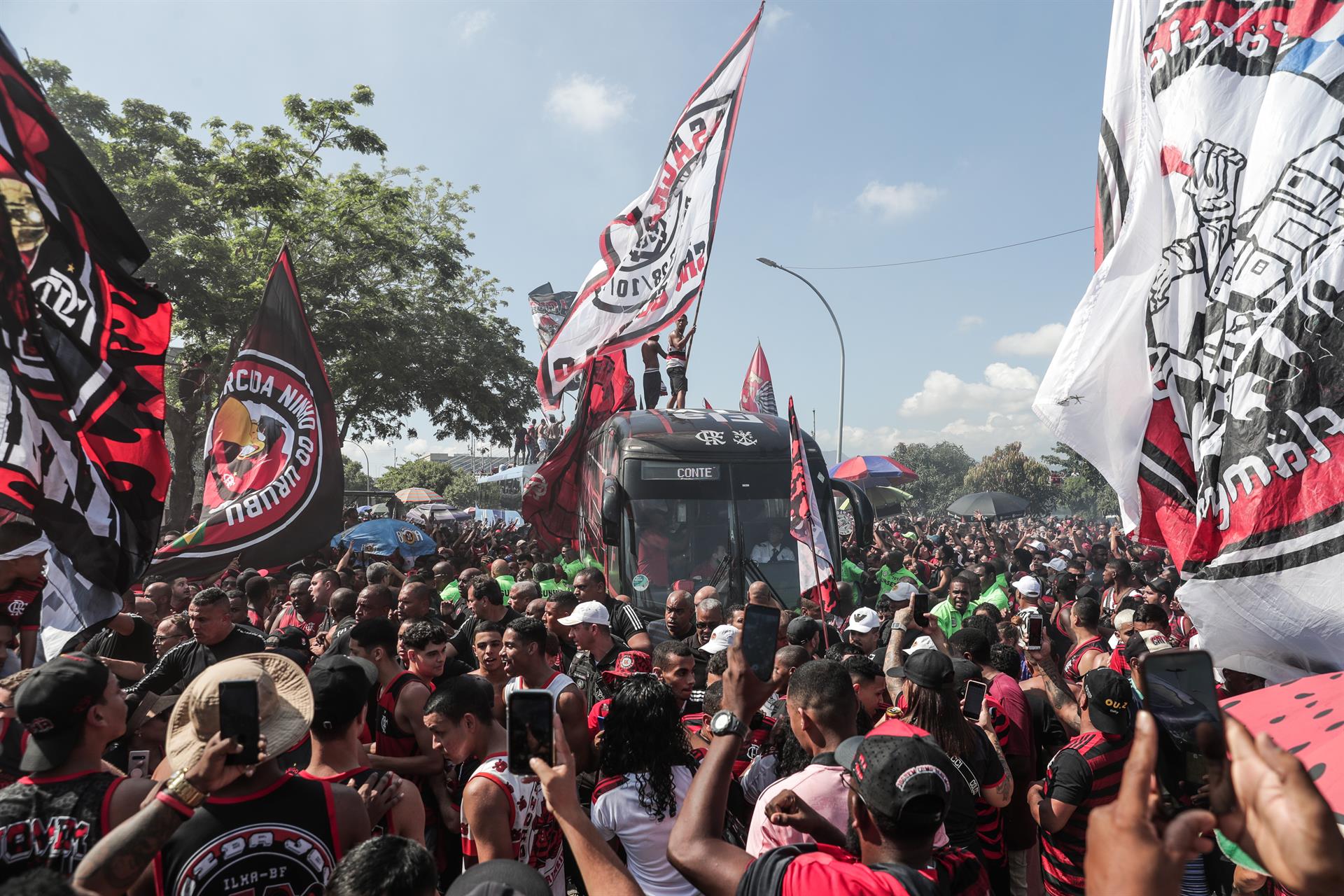 Aficionados acompañan al Flamengo previo a su viaje hacia Guayaquil para disputar la final de la Copa Libertadores contra Atlético Paranaense, hoy, en el Aeropuerto Internacional de Galeão, en Río de Janeiro (Brasil). EFE/André Coelho
