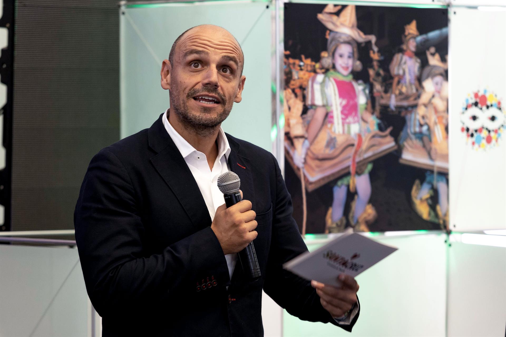 El presidente del Organismo Autónomo de Fiestas de Santa Cruz de Tenerife, Alfonso Cabello, presenta el escenario del Carnaval 2023. EFE/ Miguel Barreto