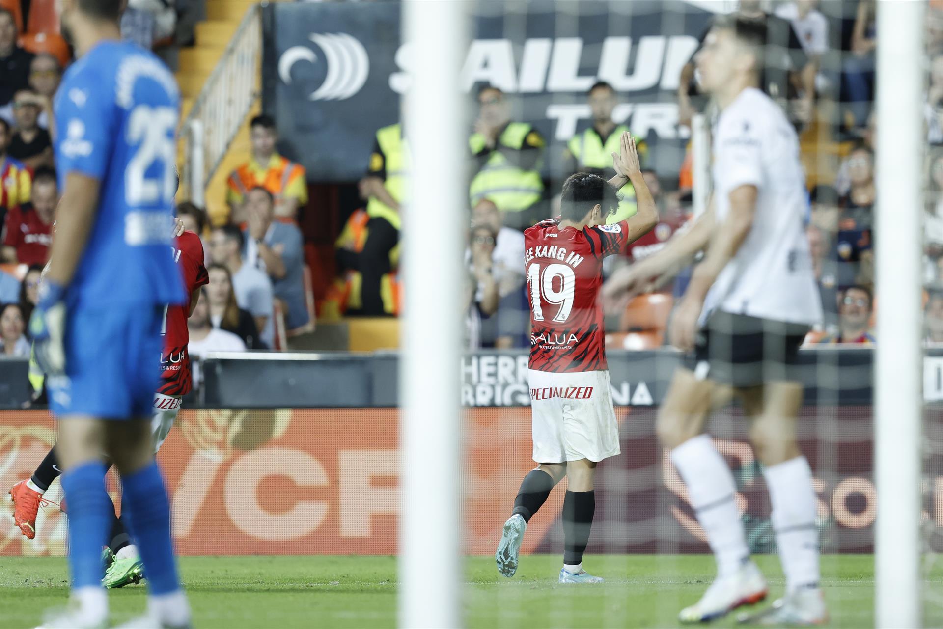 El centrocampista coreano del Mallorca, Kang-in Lee, celebra el segundo gol del equipo balear durante el encuentro correspondiente a la jornada 11 de primera división frente al Valencia en el estadio de Mestalla, en Valencia. EFE / Kai Forsterling.