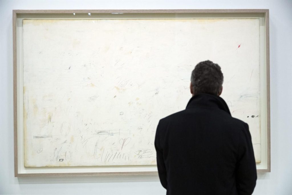 epa05653794 A visitor looks at an untitled piece by US artist Cy Twombly at Le Centre Pompidou in Paris, France, 30 November 2016. Twombly's exhibition runs from 30 November 2016 to 24 April 2017. EPA/ETIENNE LAURENT