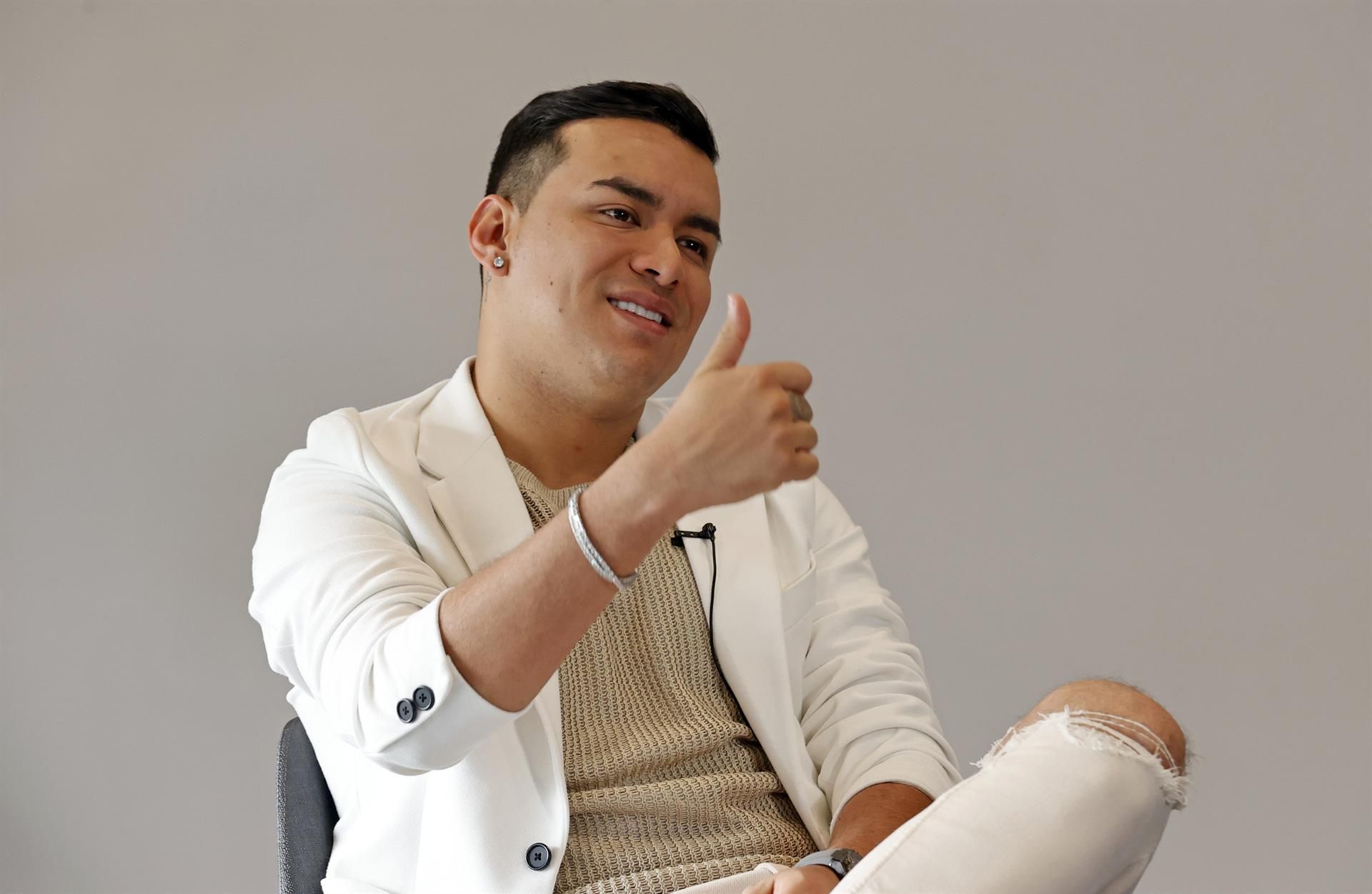 El cantautor colombiano Yeison Jiménez habla con Efe durante una entrevista el 11 de octubre de 2022 en Bogotá (Colombia). EFE/Mauricio Dueñas Castañeda