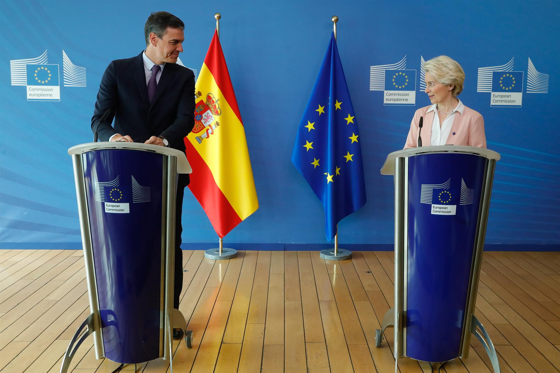 El presidente del Gobierno, Pedro Sánchez, junto a la presidenta de la Comisión Europea (CE), Ursula von der Leyen. EFE/Archivo