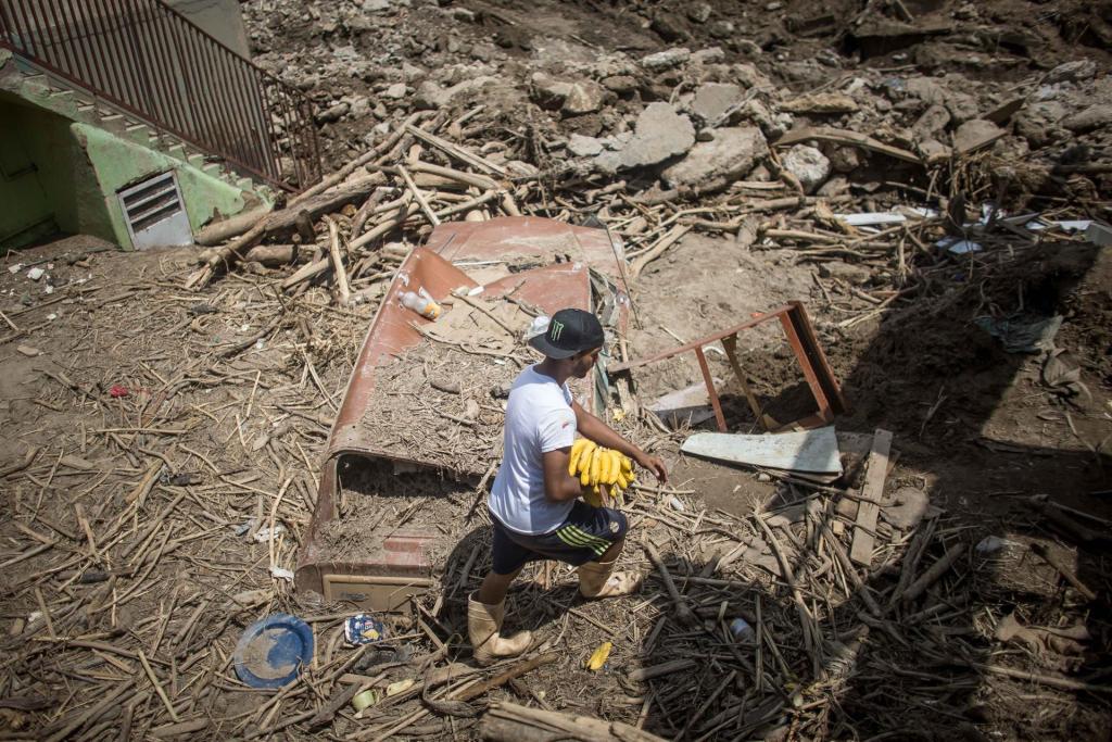 Fotografía de escombros, viviendas y objetos afectados por las fuertes lluvias, hoy, en Las Tejerías (Venezuela). EFE/ Miguel Gutiérrez
