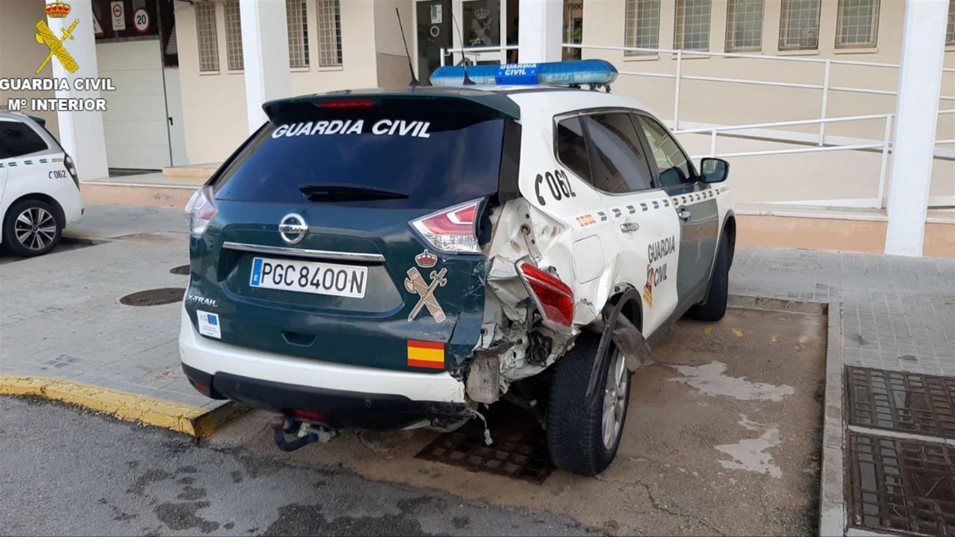 Una imagen del vehículo de la Guardia Civil dañado. EFE