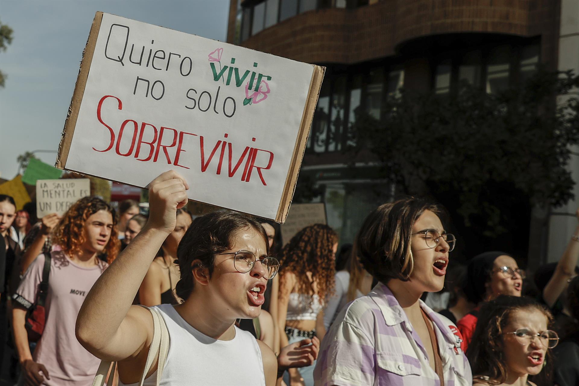 Momento de la manifestación convocada por el Sindicat d'Estudiants del País Valencià bajo el lema "En defensa de la nostra salut mental! Stop suïcidis! Contra la destrucció de l'educació pública!". EFE/ Manuel Bruque