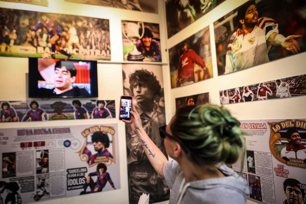 Una mujer toma fotografías en un bar temático de Maradona, el 21 de octubre de 2022, en el barrio de la Boca, en Buenos Aires (Argentina). EFE/Juan Ignacio Roncoroni
