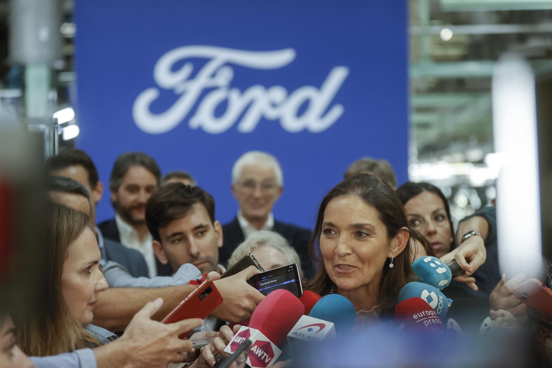 La ministra de Industria, Reyes Maroto, ha visitado las instalaciones de la fábrica de Ford en Almussafes, su primera visita a Valencia desde que trascendiera que el Grupo Volkswagen baraja retirar la construcción de la gigafactoría de baterías en Sagunto. EFE/ Kai Forsterling