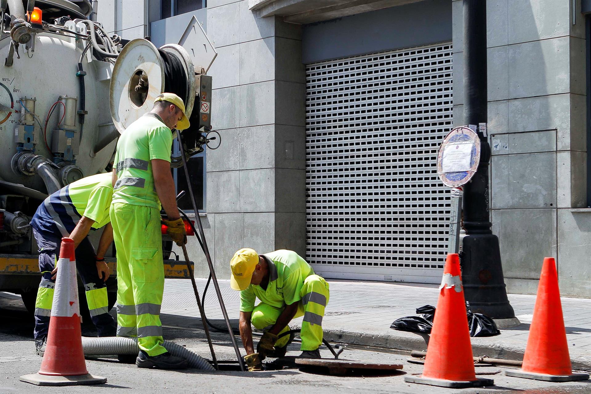 Varios operarios realizan un servicio de reparación en el centro de València. EFE/Ana Escobar/Archivo