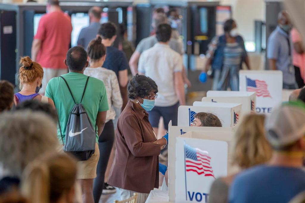 Personas buscan su lugar de votación durante unas elecciones estadounidenses, en una fotografía de archivo. EFE/Erik S. Lesser
