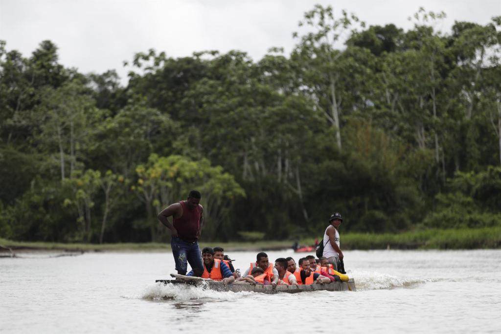 Un grupo de personas migrantes son trasladados en canoas por el río Chucunaque el 13 de octubre de 2022, hacia la estación de recepción migratoria (ERM) de Lajas Blancas en Metetí, provincia del Darién (Panamá). EFE/Bienvenido Velasco

