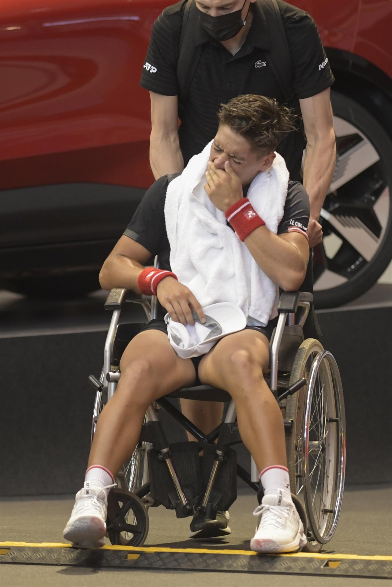 El argentino Sebastián Báez se lesionó en la rodilla derecha durante el partido contra el francés Constant Lestienne en la primera ronda del cuadro final del Gijón Open ATP 250. EFE/Eloy Alonso