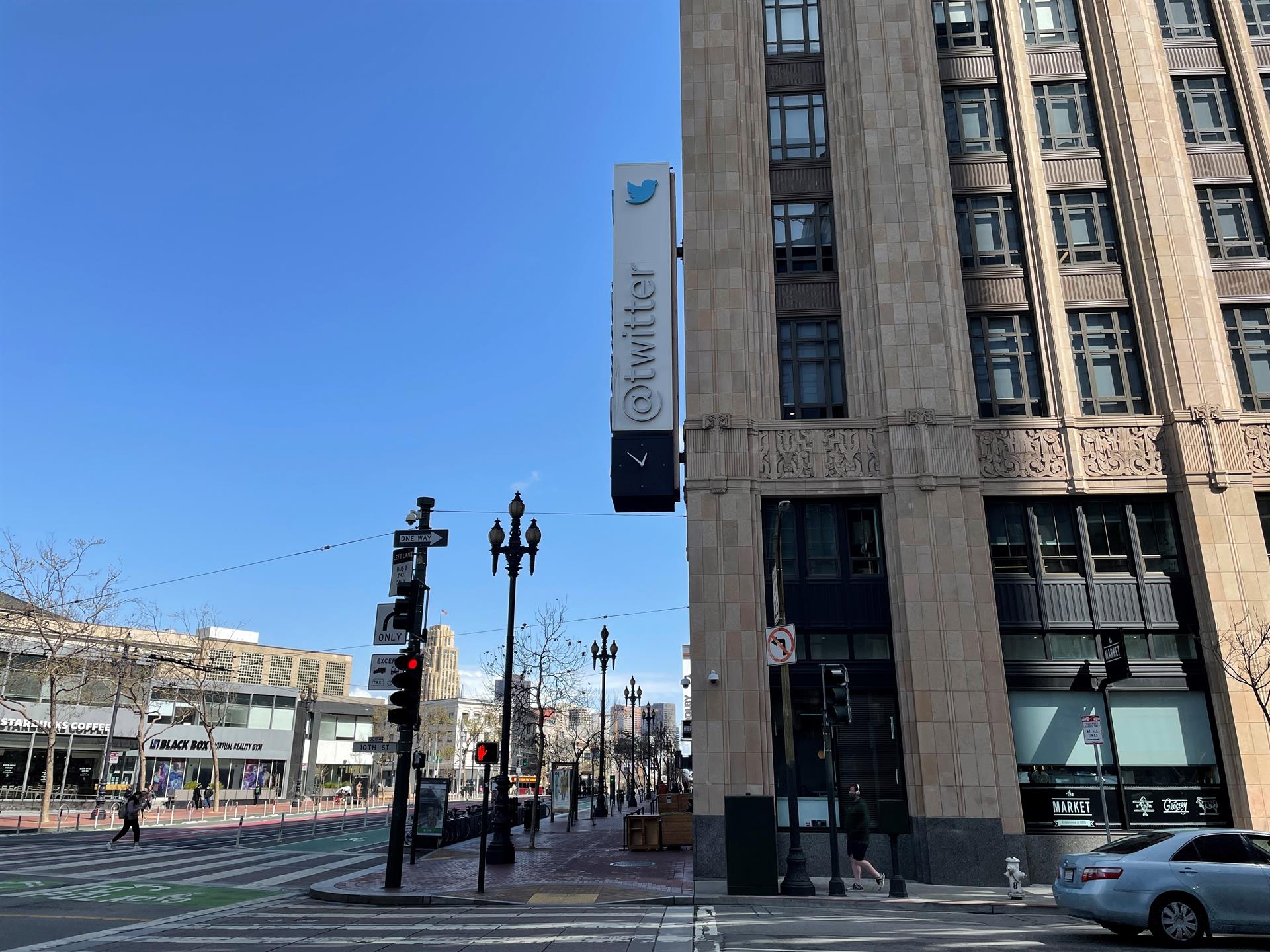 Fotografía de un aviso de Twitter en su edificio de San Francisco, California (EE.UU.), en una fotografía de archivo. EFE/Marc Arcas
