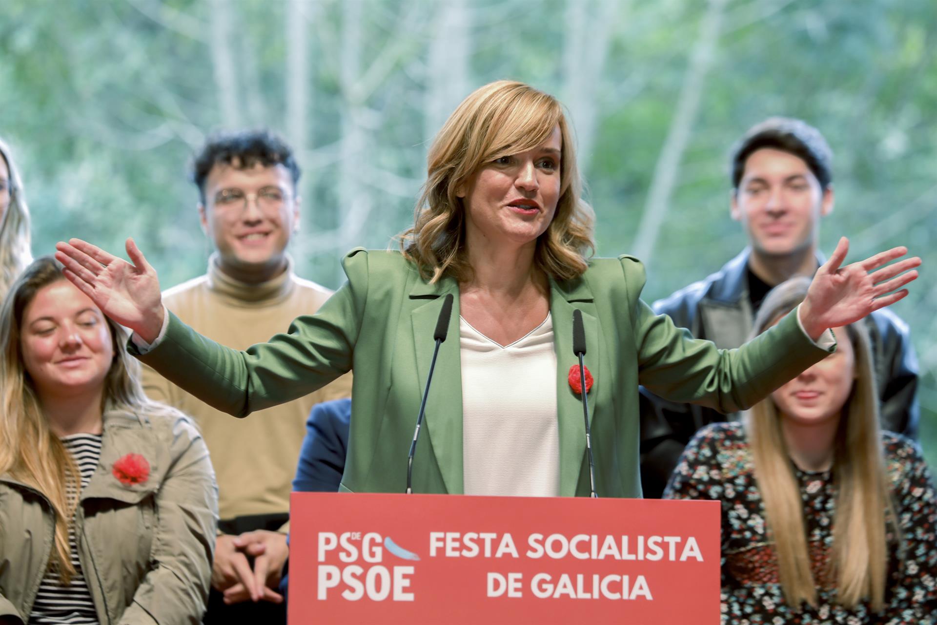 La ministra de Educación, Pilar Alegría, durante su intervención en la XI Fiesta Socialista de Galicia, que se celebra este sábado en el municipio coruñés de Oroso. EFE. Xoán Rey.