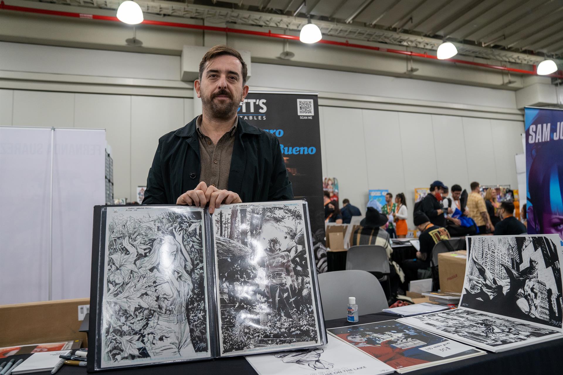 El caricaturista español Álvaro Martínez Bueno fue registrado al posar para EFE, en la Comic Con de Nueva York (NY, EE.UU.). EFE/ Ángel Colmenares