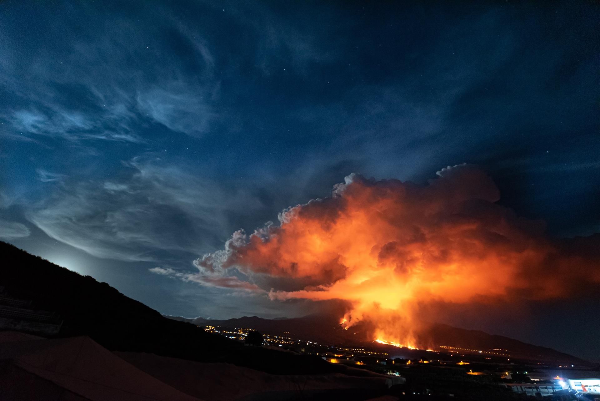 Fotografía premiada del volcán de Cumbre Vieja, tomada en la isla de La Palma el 19 de noviembre de 2021. EFE/ Miguel Calero