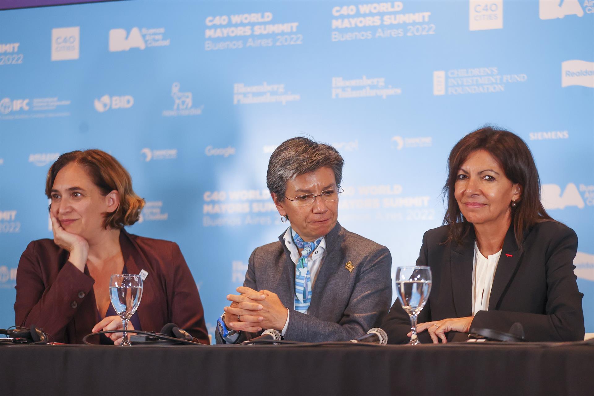 Las alcaldesas de Barcelona, Alda Colau (i); de Bogotá, Claudia López; y de París, Anne Hidalgo (d), participan en una rueda de prensa durante la Cumbre de Alcaldes, el 20 de octubre de 2022, en Buenos Aires (Argentina). EFE/Juan Ignacio Roncoroni