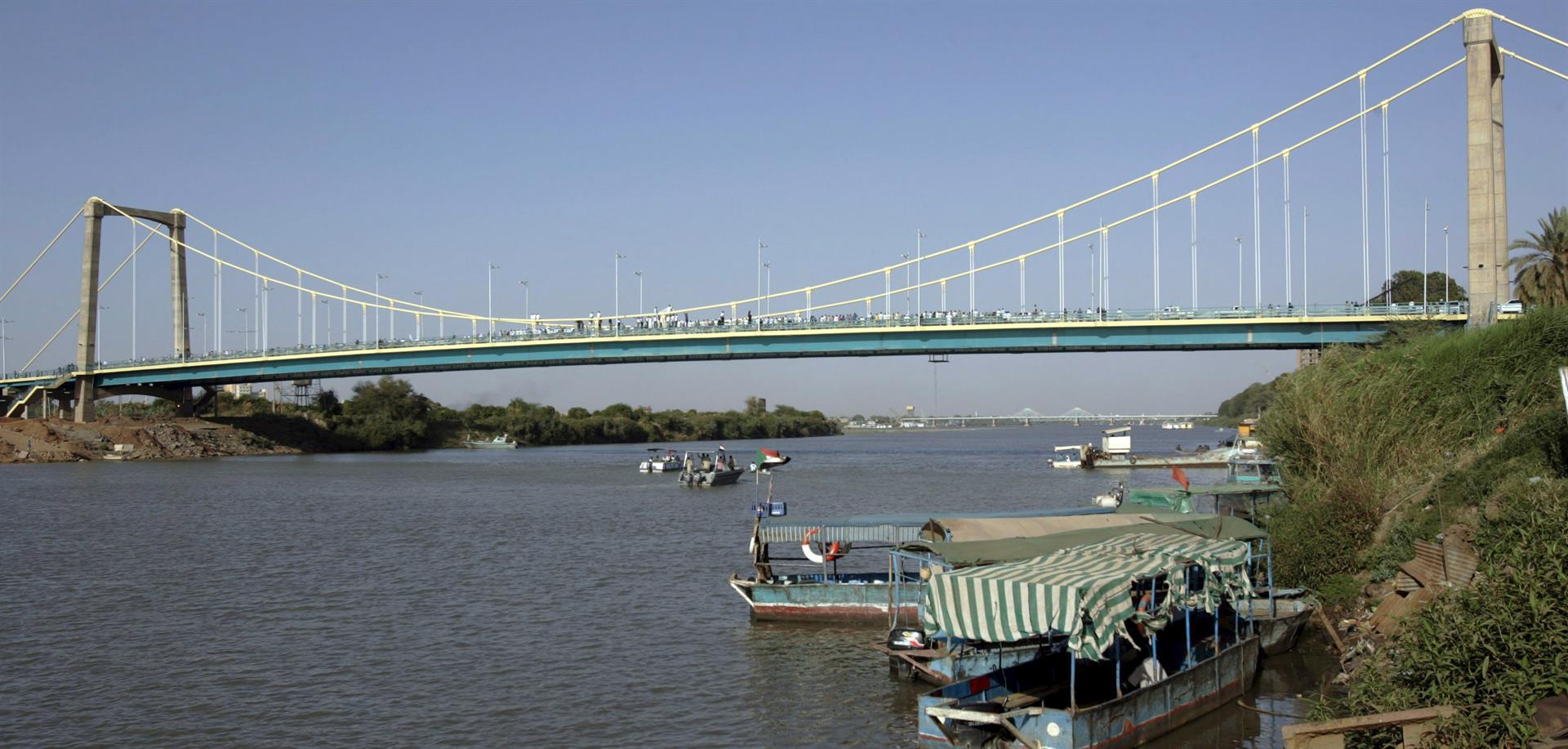 Foto de archivo del puente que une el centro de Jartum con la isla Tuti. EFE/PHILIP DHIL