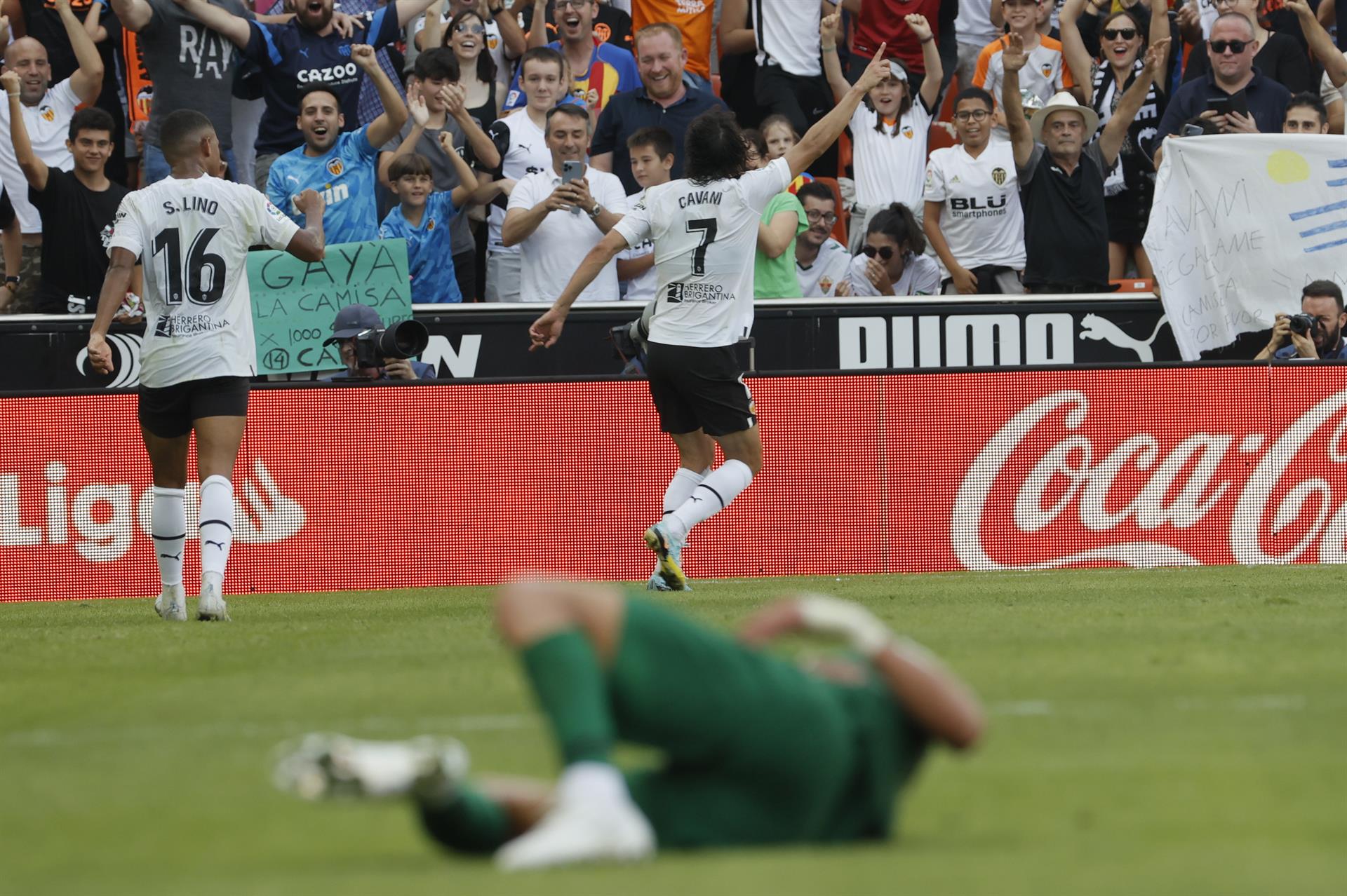 El delantero del Valencia Cavani (d) celebra su segundo gol ante el Elche, en el estadio de Mestalla. EFE/ Juan Carlos Cárdenas