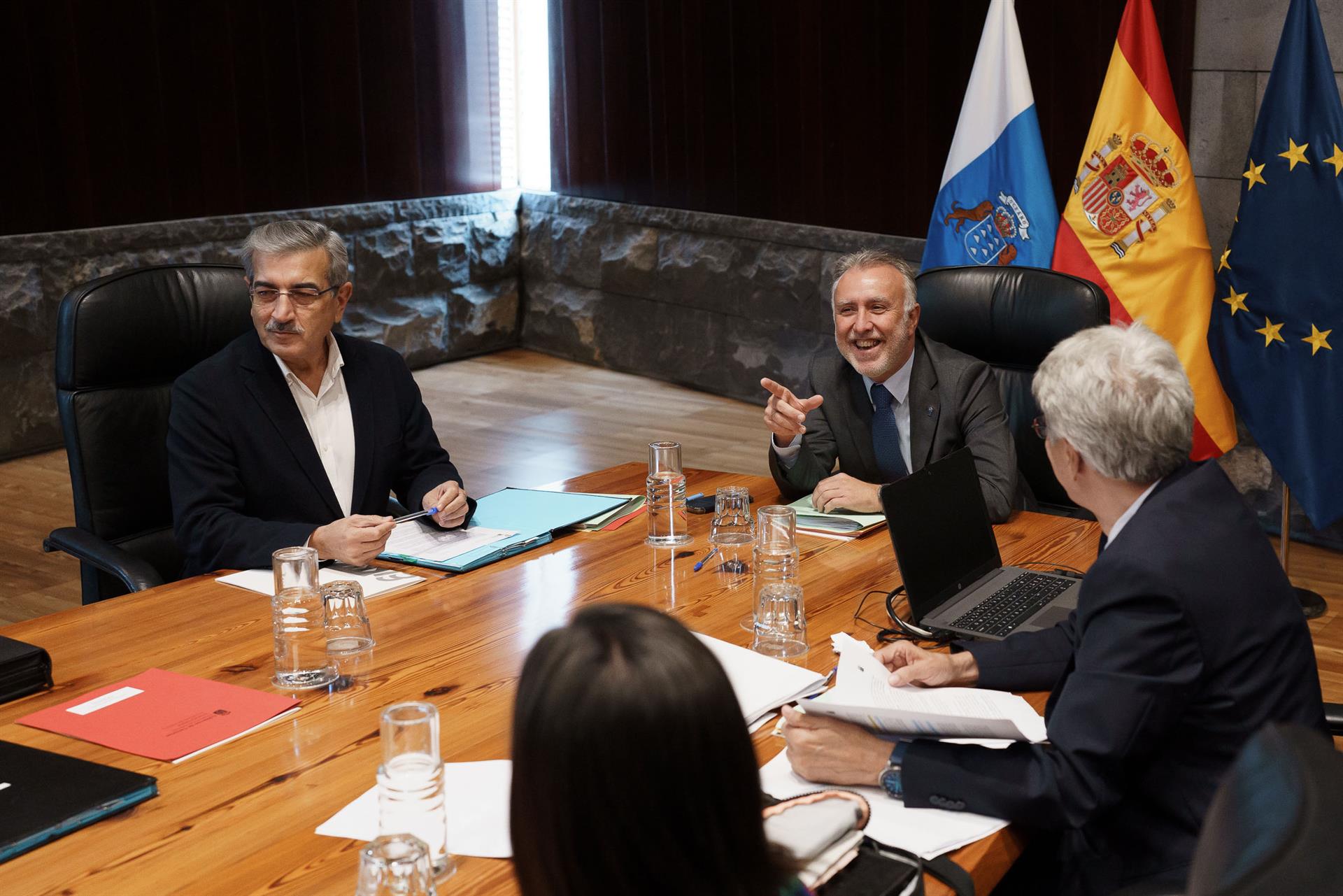 El presidente de Canarias, Ángel Víctor Torres (2d), conversa con sus compañeros durante la última reunión del Consejo de Gobierno, celebrada este jueves. EFE/Ramón de la Rocha