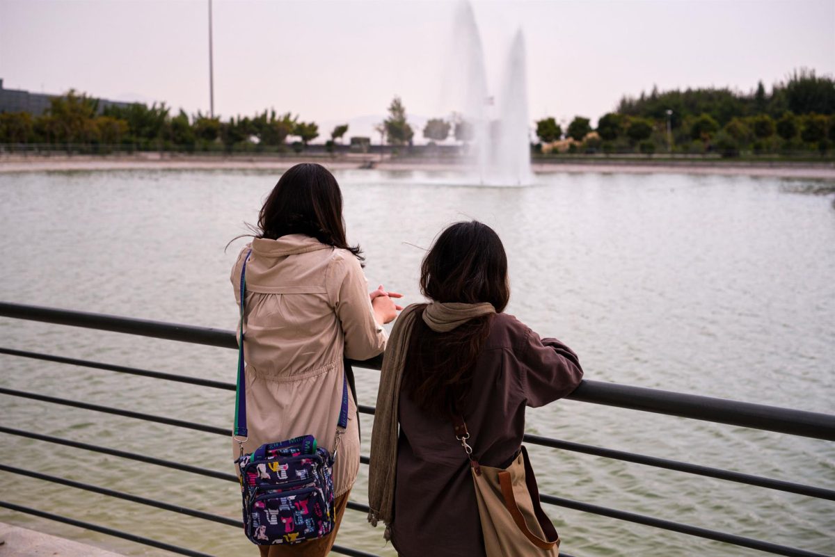 Dos mujeres sin el velo islámico en un parque de Teherán.