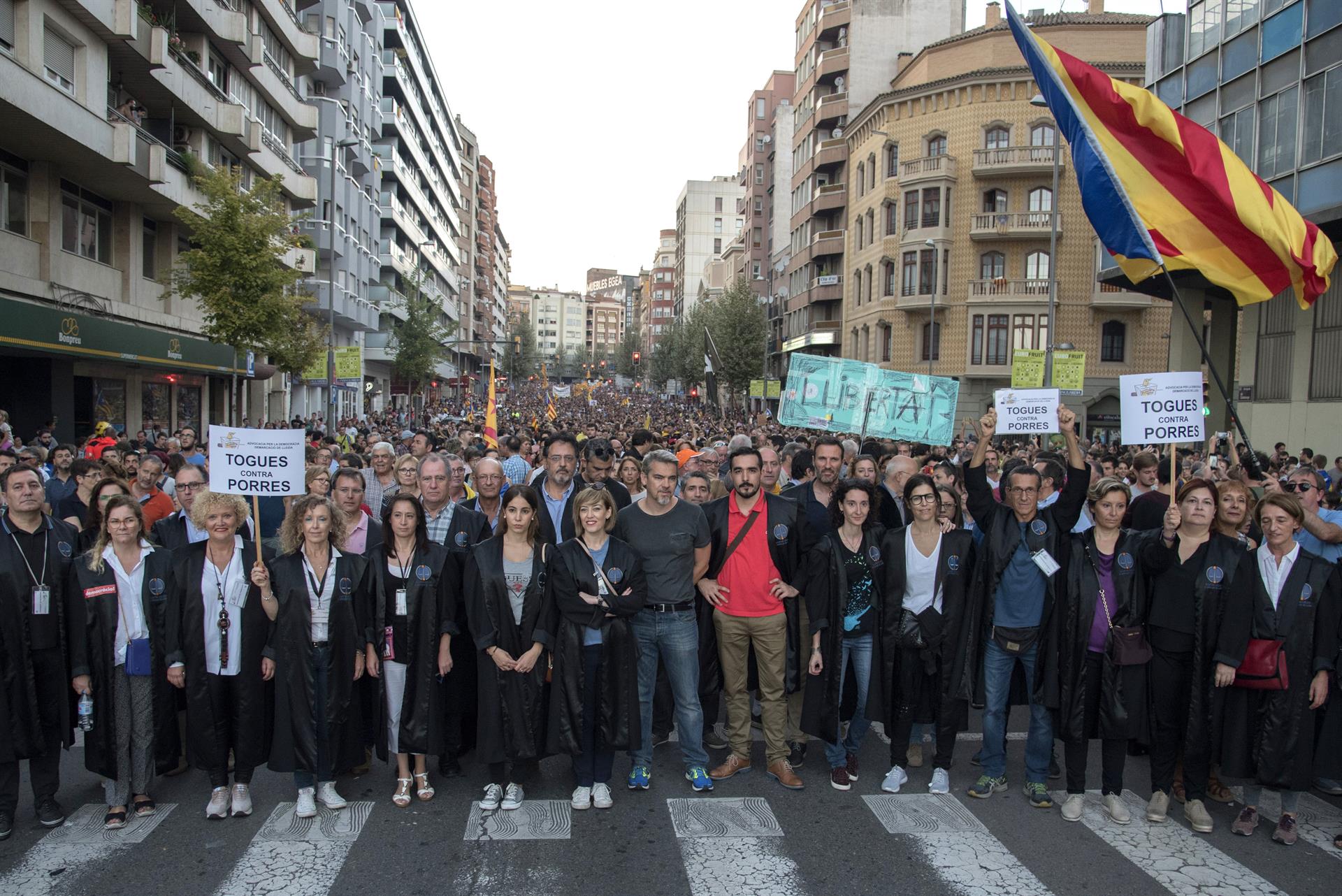 GRA254. LLEIDA, 03/10/2017.- Un momento de la manifestación llevada a cabo hoy en Lleida, en protesta por las cargas policiales del 1-O. EFE/ADRIA ROPERO