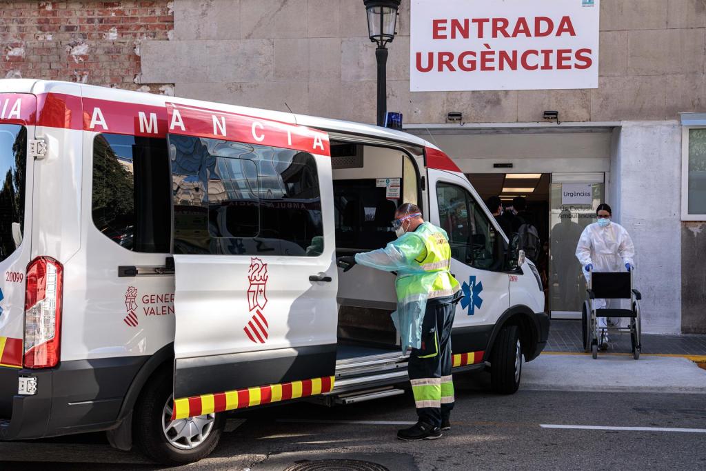 Un sanitario con equipo de protección especial para evitar contagios de coronavirus traslada a un paciente de una ambulancia a urgencias del Hospital Clínico de València. EFE/ Biel Aliño/Archivo
