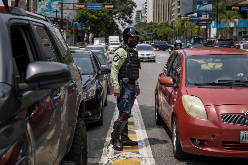 Un oficial de policía participa en un operativo de seguridad en la calle, el 29 de septiembre de 2022, en Caracas (Venezuela). EFE/Miguel Gutiérrez
