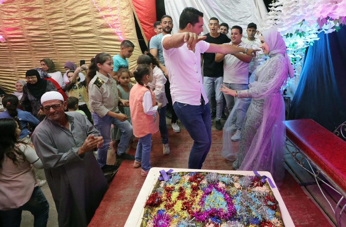 Una pareja de novios celebra la "noche de henna" en la víspera de su boda, en el pueblo de Dalgamon, Egipto.