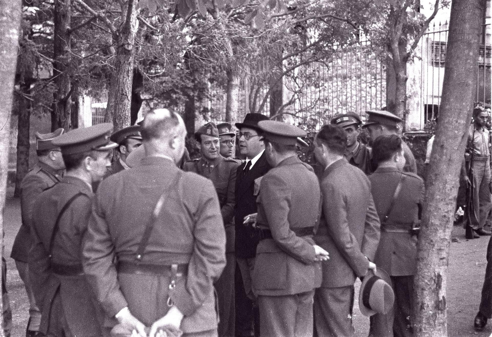 Foto tomada el 25 octubre de 1938 en Les Masies (Tarragona): El presidente del Gobierno de la II República, Juan Negrín (c), conversa con los altos jefes del Ejército durante la ceremonia de despedida de las Brigadas Internacionales. EFE/Juan Guzmán