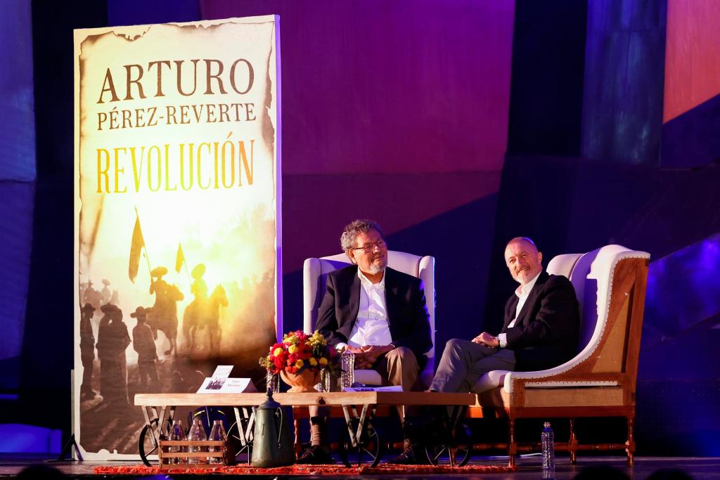 El escritor español Arturo Pérez-Reverte (d) acompañado por el novelista mexicano Elmer Mendoza (i), habla durante la presentación de su nuevo libro "Revolución" en el Polyforum Siqueiros de Ciudad de México (México). EFE/José Méndez
