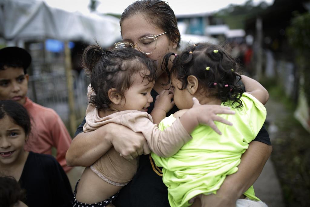 Dairana Moreno, migrante venezolana de 30 años, carga a su hija Salma Bracho (i) y otra menor, el 13 de octubre de 2022, en el pueblo de Bajo Chiquito (Panamá). EFE/Bienvenido Velasco