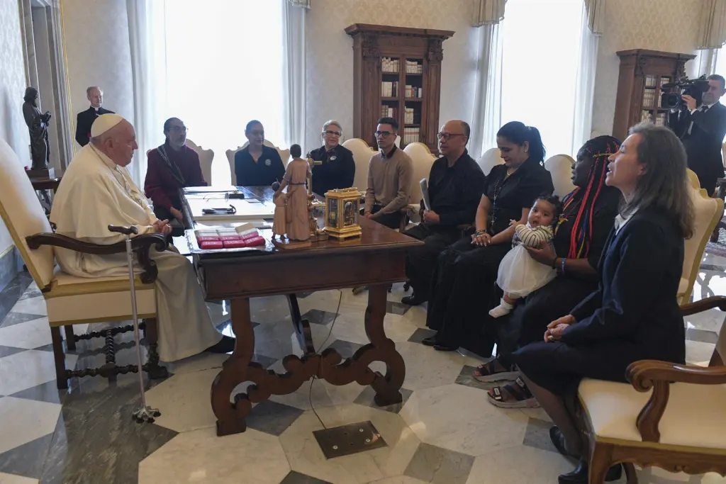 El papa Francisco junto con representantes la Mesa Nacional de Participación Efectiva de las Víctimas de Colombia. EFE/Fotografía cedida por El Vaticano