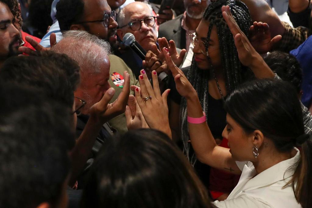 Fotografía de archivo fechada el 19 de octubre de 2022 que muestra al expresidente y candidato Luiz Inácio Lula da Silva mientras recibe una oración de sus seguidores, en Sao Paulo (Brasil). EFE/Sebastião Moreira
