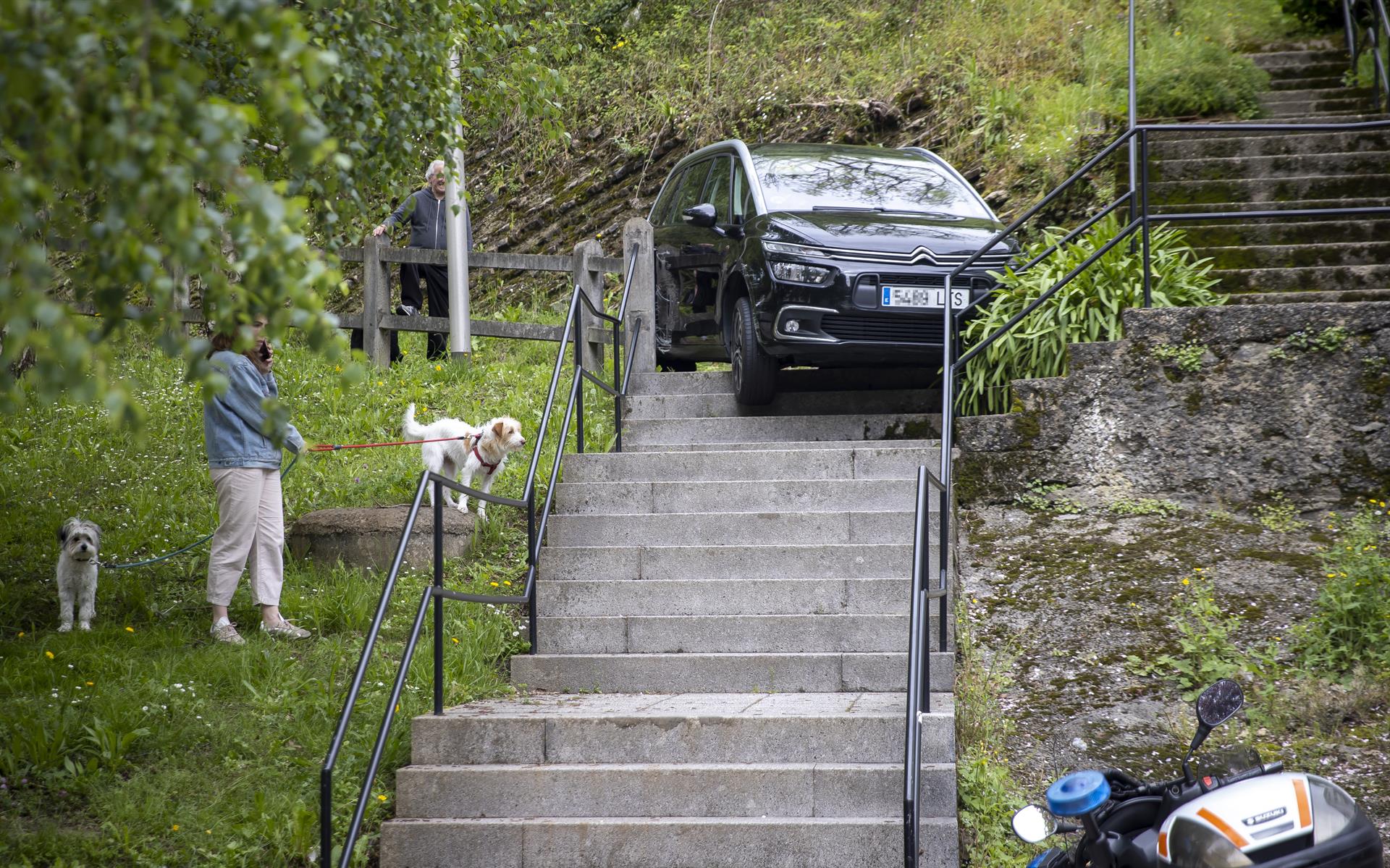 Un vehículo se queda atascado en unas escaleras. EFE/Javier Etxezarreta/Archivo